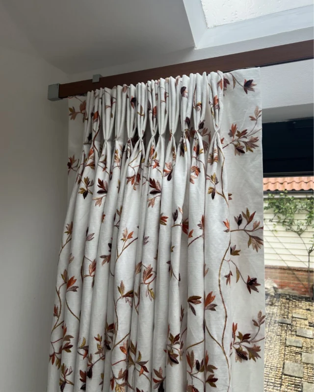All our curtains are made locally with the utmost care by professional seamstresses. Beautifully hand stitched using top quality linings, every pair is made to measure with a fine eye for detail.Visit our showroom at @hatfields.furnishers, Colchester to browse our extensive collection of fabrics, or book a no obligation home visit to talk through your needs. Just email info@deancointeriors.co.uk.#bespokecurtains #bespokeblinds #interiorinspo #colchesterbusiness